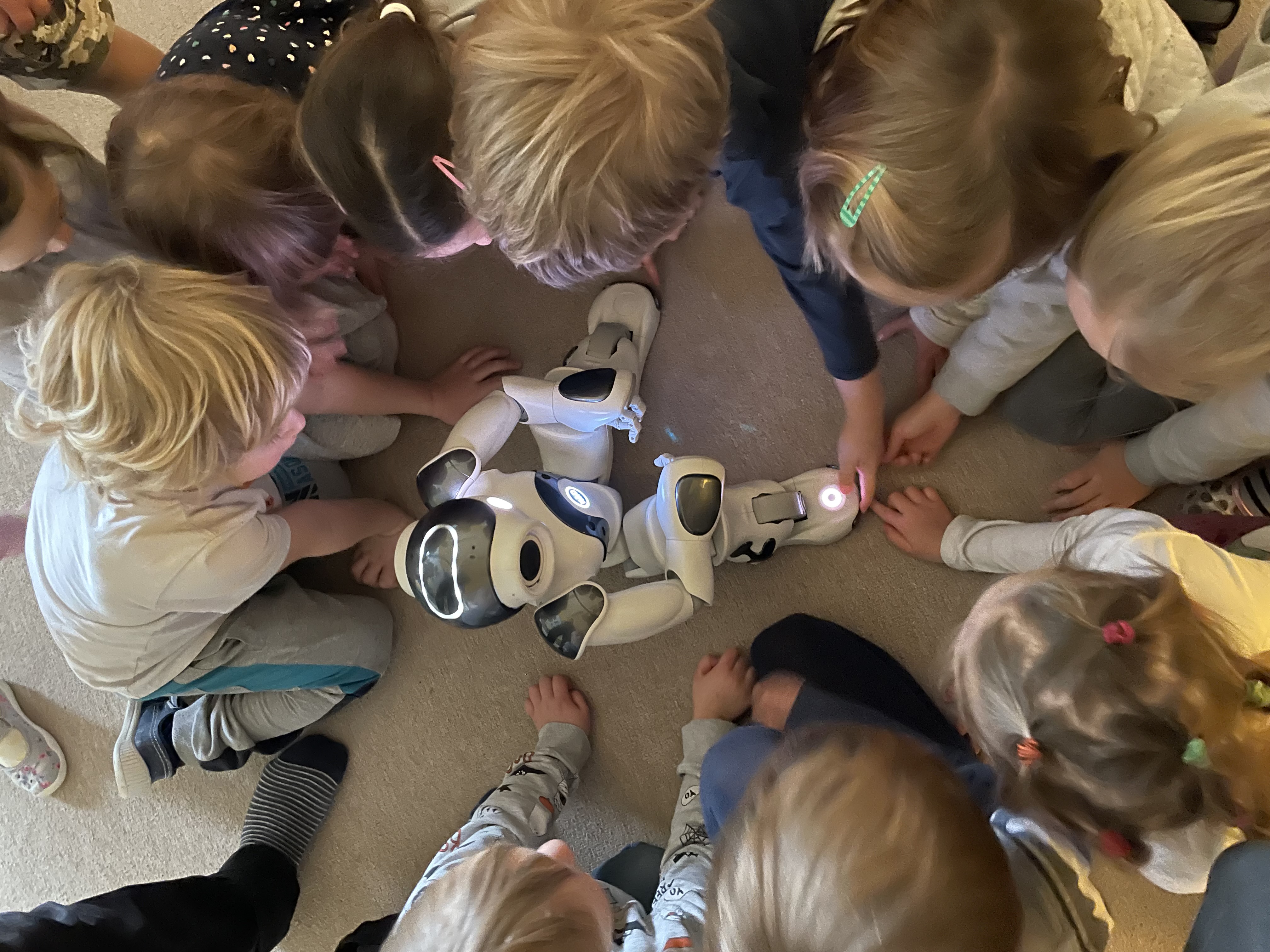 Děti s robotem Pipinem